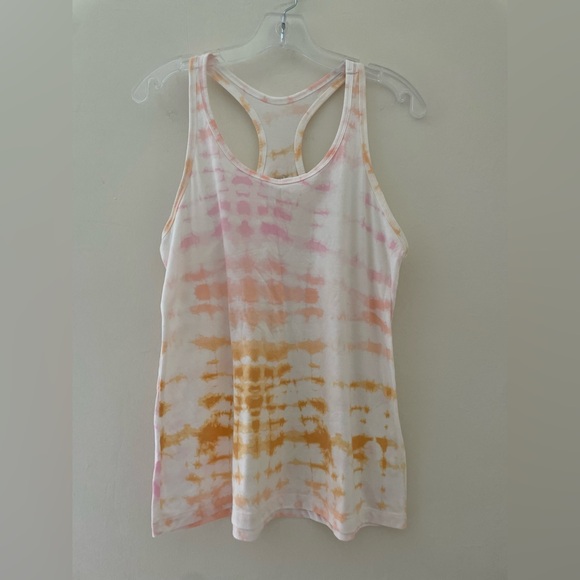 NWOT! Old Navy Women’s Active Racerback Tie-Dye Top Size Medium Activewear - Picture 2 of 8